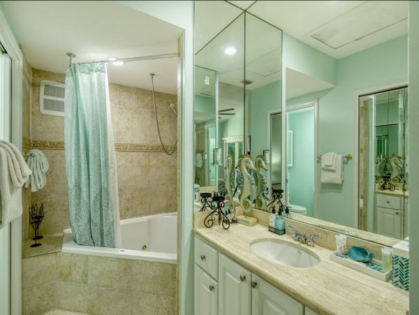 Key Largo Vacation Condo with Pool 8-10 Guests