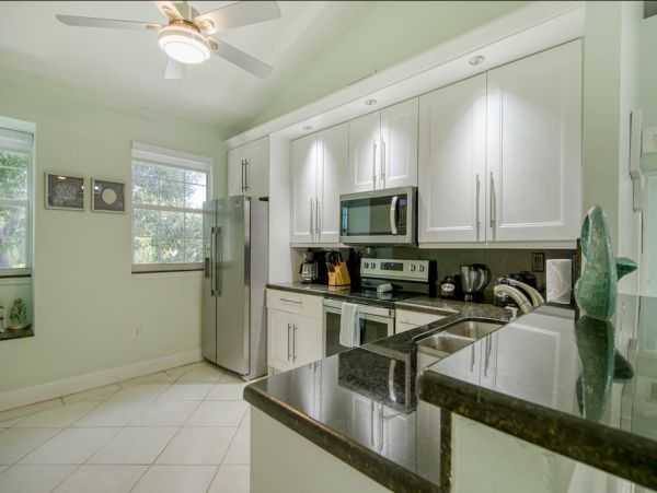 Key Largo Vacation Condo with Pool 8-10 Guests