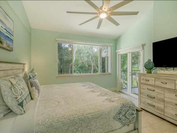 Key Largo Vacation Condo with Pool 8-10 Guests
