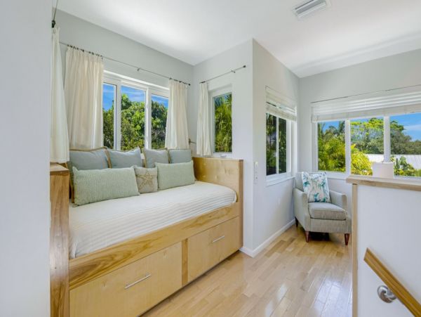Three Bedrooms Vacation Home in Holmes Beach Walk To Beach