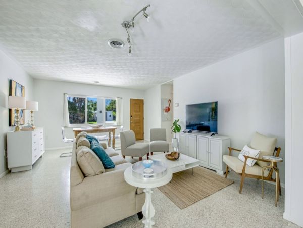 Three Bedrooms Vacation Home in Holmes Beach Walk To Beach