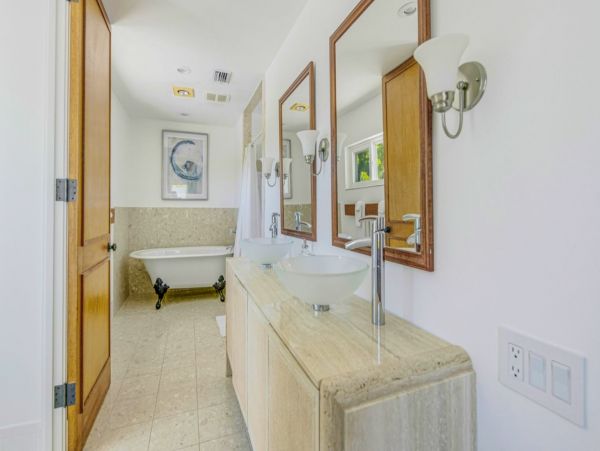 Three Bedrooms Vacation Home in Holmes Beach Walk To Beach