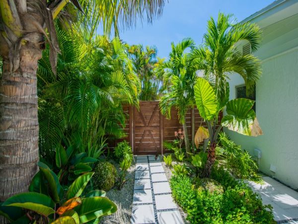 Three Bedrooms Vacation Home in Holmes Beach Walk To Beach