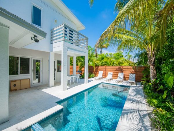 Three Bedrooms Vacation Home in Holmes Beach Walk To Beach