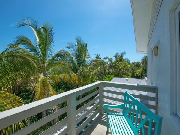 Three Bedrooms Vacation Home in Holmes Beach Walk To Beach