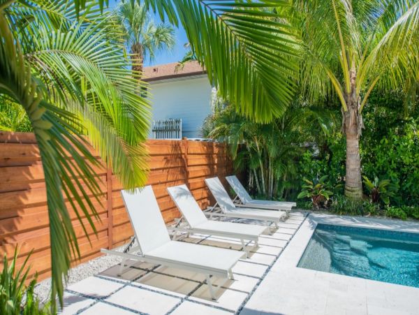 Three Bedrooms Vacation Home in Holmes Beach Walk To Beach