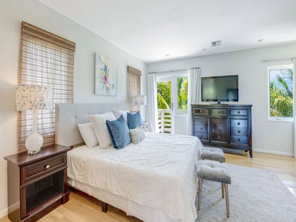 Three Bedrooms Vacation Home in Holmes Beach Walk To Beach