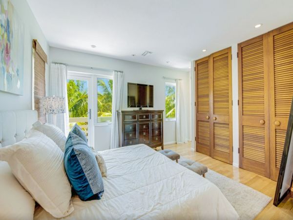 Three Bedrooms Vacation Home in Holmes Beach Walk To Beach