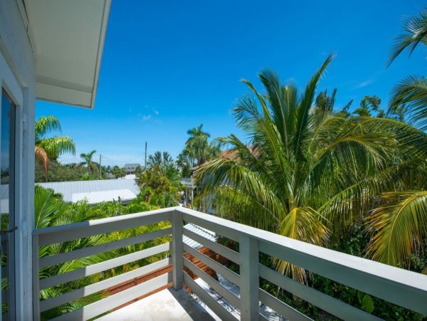 Three Bedrooms Vacation Home in Holmes Beach Walk To Beach