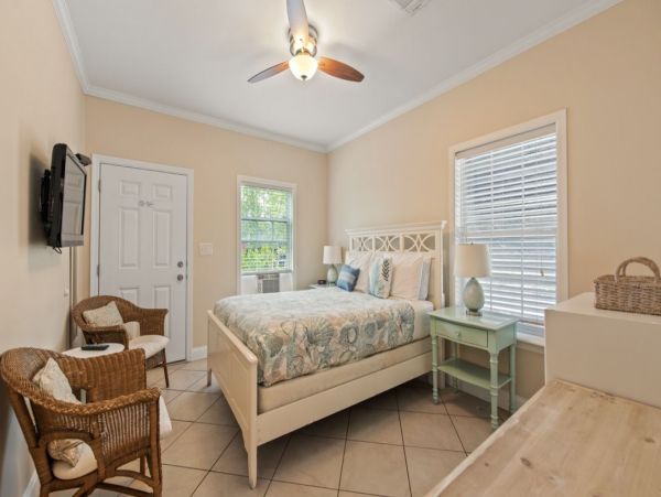Holmes Beach with Private Pool Luxury Beachy