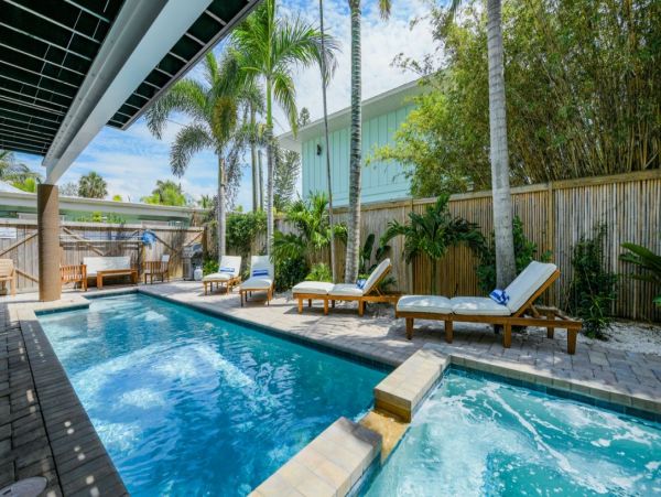 Holmes Beach with Private Pool Luxury Beachy