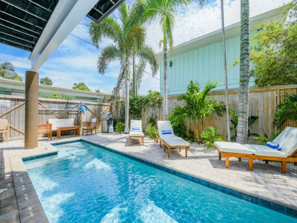 Holmes Beach with Private Pool Luxury Beachy