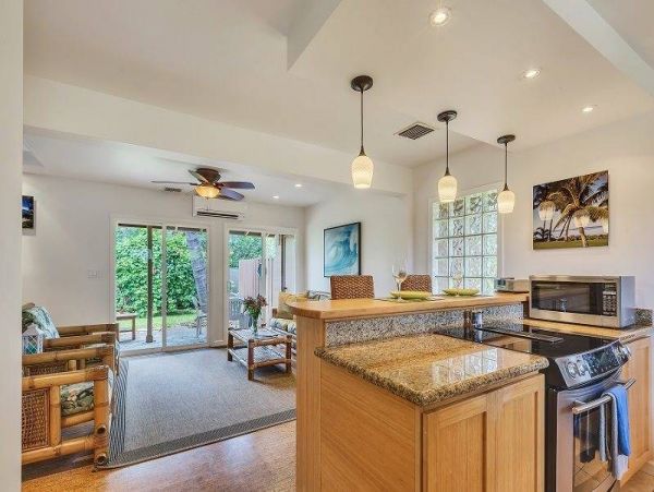 Two Bedroom Townhouse in Lahaina Sleeps Seven Guests