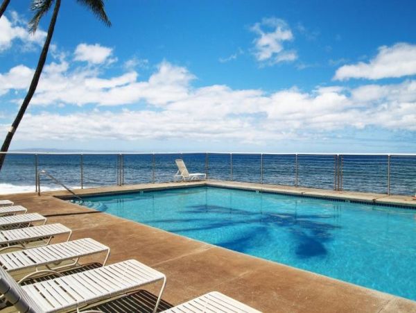 Two Bedroom Townhouse in Lahaina Sleeps Seven Guests