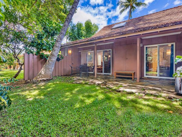 Two Bedroom Townhouse in Lahaina Sleeps Seven Guests