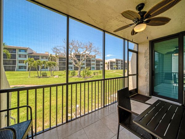 Charming Ground-Floor Condo with Prime Location on Sanibel Island