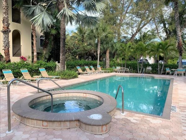 Holmes Beach Vacation Condo With Heated Pool 6 Guests