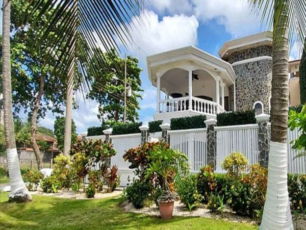 Beach Front 9 Bedroom Villa with Private Pool in Jaco Beach