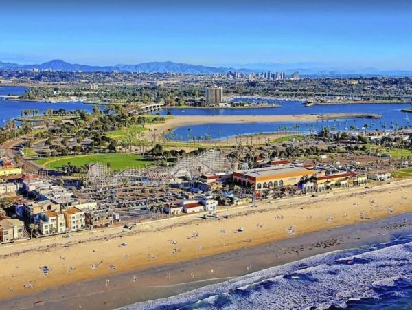 San Diego Vacation Condo Steps from Beach 12 Guests