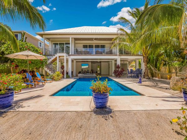 Anna Maria Luxury Canal Front Home Sleeps 8 With Pool & SPA