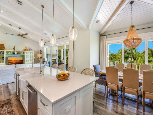 Anna Maria Luxury Canal Front Home Sleeps 8 With Pool & SPA