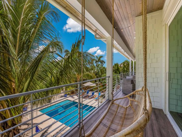Anna Maria Luxury Canal Front Home Sleeps 8 With Pool & SPA