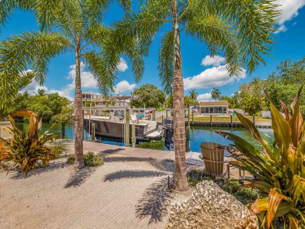 Anna Maria Luxury Canal Front Home Sleeps 8 With Pool & SPA