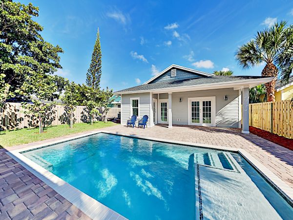 Modern 4 Bedroom Home with Pool in Palm Beach Sleeps 8
