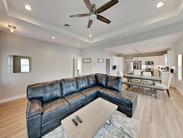 Modern 4 Bedroom Home with Pool in Palm Beach Sleeps 8