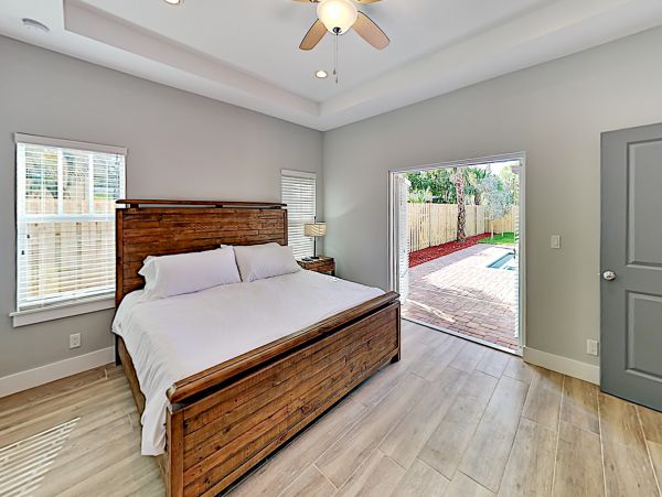 Modern 4 Bedroom Home with Pool in Palm Beach Sleeps 8