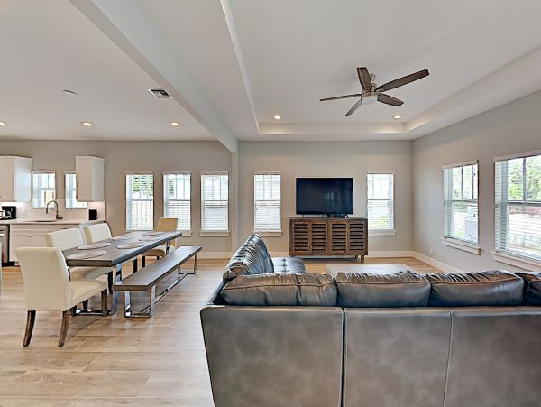 Modern 4 Bedroom Home with Pool in Palm Beach Sleeps 8