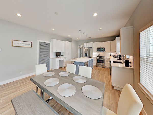 Modern 4 Bedroom Home with Pool in Palm Beach Sleeps 8