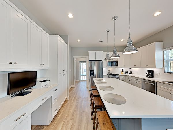 Modern 4 Bedroom Home with Pool in Palm Beach Sleeps 8