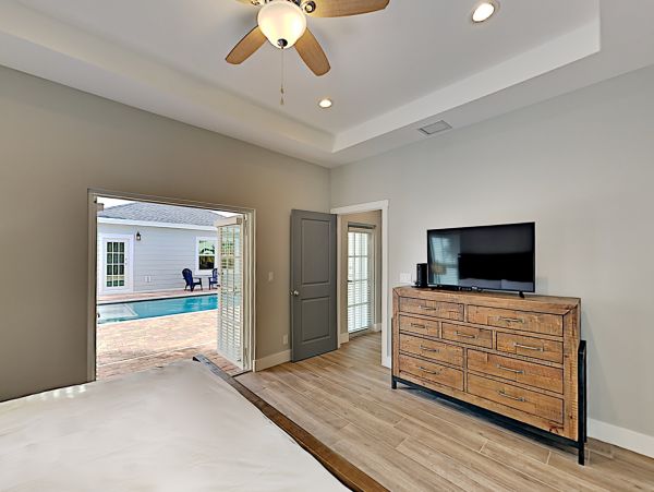 Modern 4 Bedroom Home with Pool in Palm Beach Sleeps 8