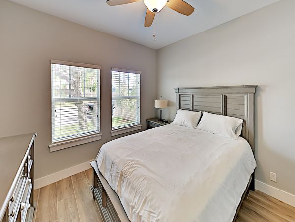 Modern 4 Bedroom Home with Pool in Palm Beach Sleeps 8