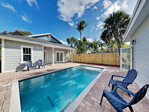Modern 4 Bedroom Home with Pool in Palm Beach Sleeps 8