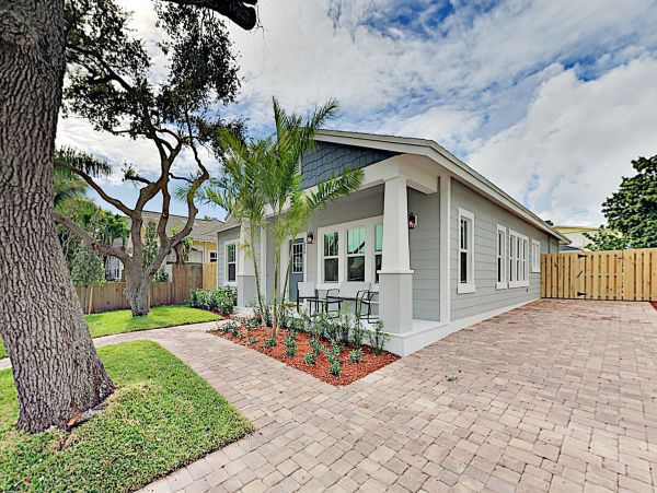 Modern 4 Bedroom Home with Pool in Palm Beach Sleeps 8