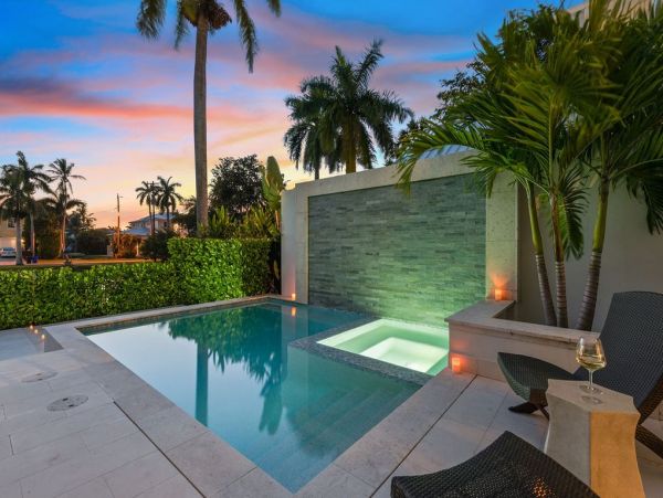 Naples Luxury Vacation Home With Private Pool Sleeps Eight