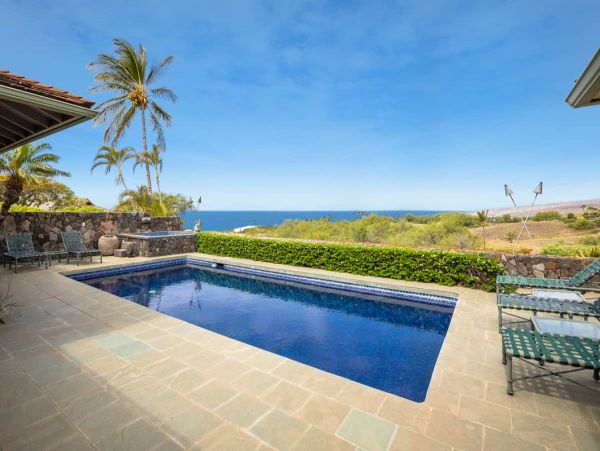Ocean Front Vacation Home with Pool & Hot Tub in Waimea