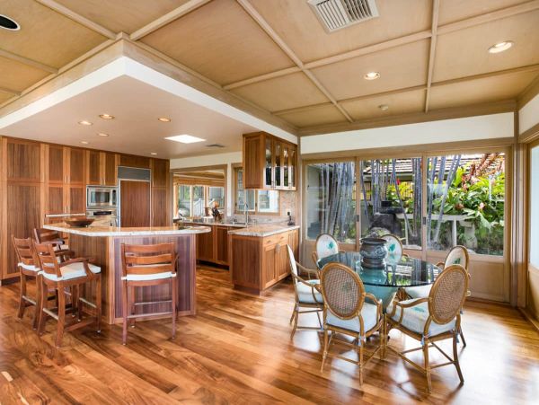 Ocean Front Vacation Home with Pool & Hot Tub in Waimea