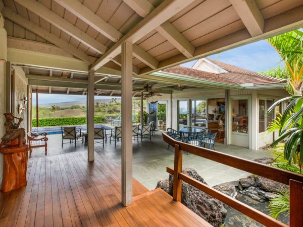 Ocean Front Vacation Home with Pool & Hot Tub in Waimea