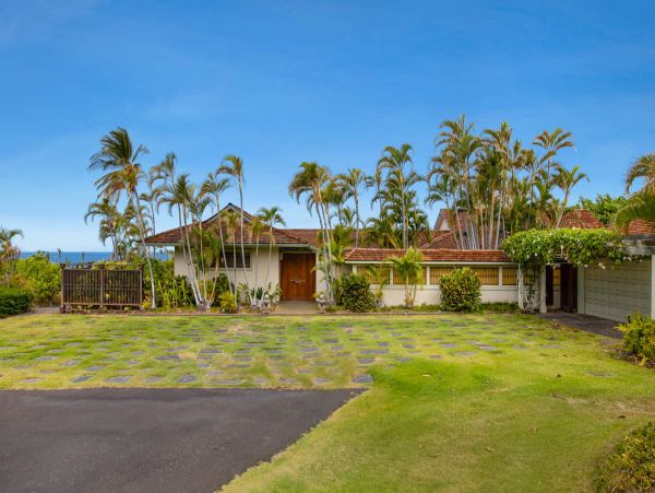 Ocean Front Vacation Home with Pool & Hot Tub in Waimea