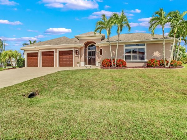 Cape Coral Vacation Home Three Bedrooms & Private Caged Pool