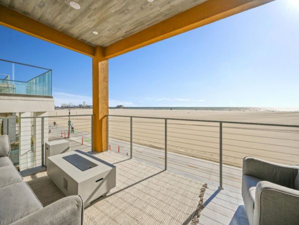 Santa Monica Gorgeous Vacation Home Beachfront 4 Bedrooms