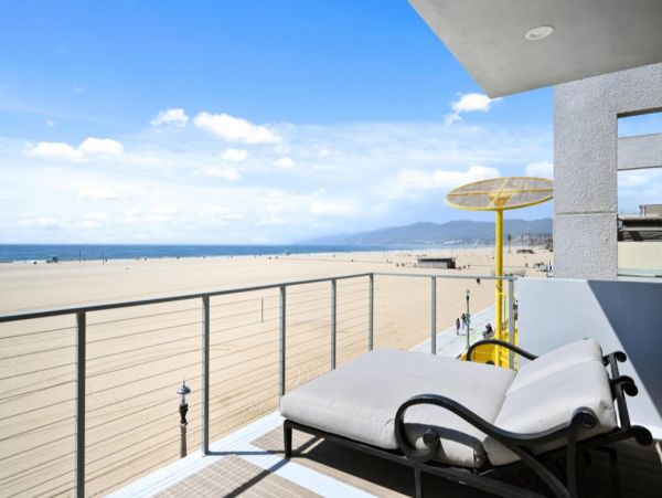 Santa Monica Gorgeous Vacation Home Beachfront 4 Bedrooms