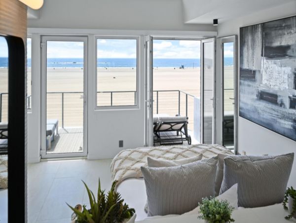 Santa Monica Gorgeous Vacation Home Beachfront 4 Bedrooms