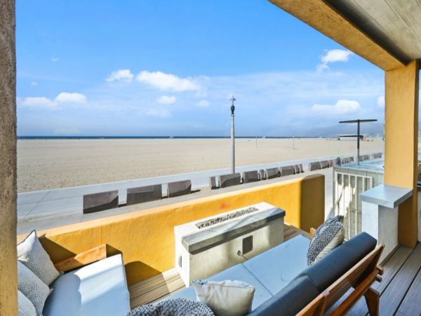 Santa Monica Gorgeous Vacation Home Beachfront 4 Bedrooms