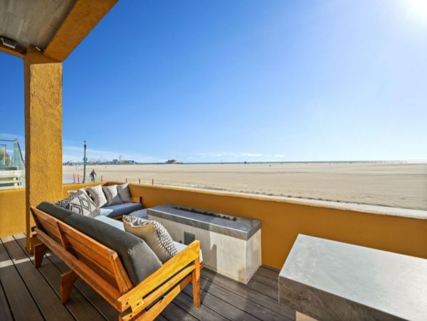 Santa Monica Gorgeous Vacation Home Beachfront 4 Bedrooms