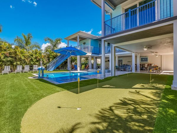 Luxury Vacation Home 1.5 Blocks Walk to Beach in Anna Maria