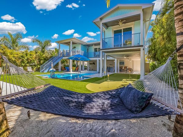 Luxury Vacation Home 1.5 Blocks Walk to Beach in Anna Maria
